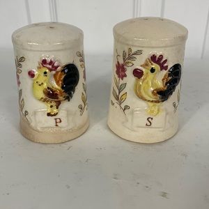 Vintage Country chicken salt& pepper shakers from Japan. Chickens with flowers